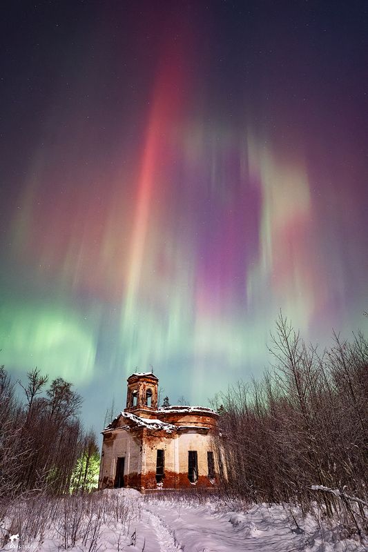 Над заброшенным храмом фото превью