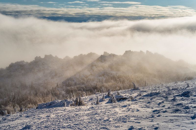 облака, горы, скалы, гора, таганай, урал, зима, тени, снег, елки Облачный театр теней фото превью