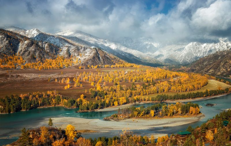 Снег слегка припорошил горные вершины... фото превью