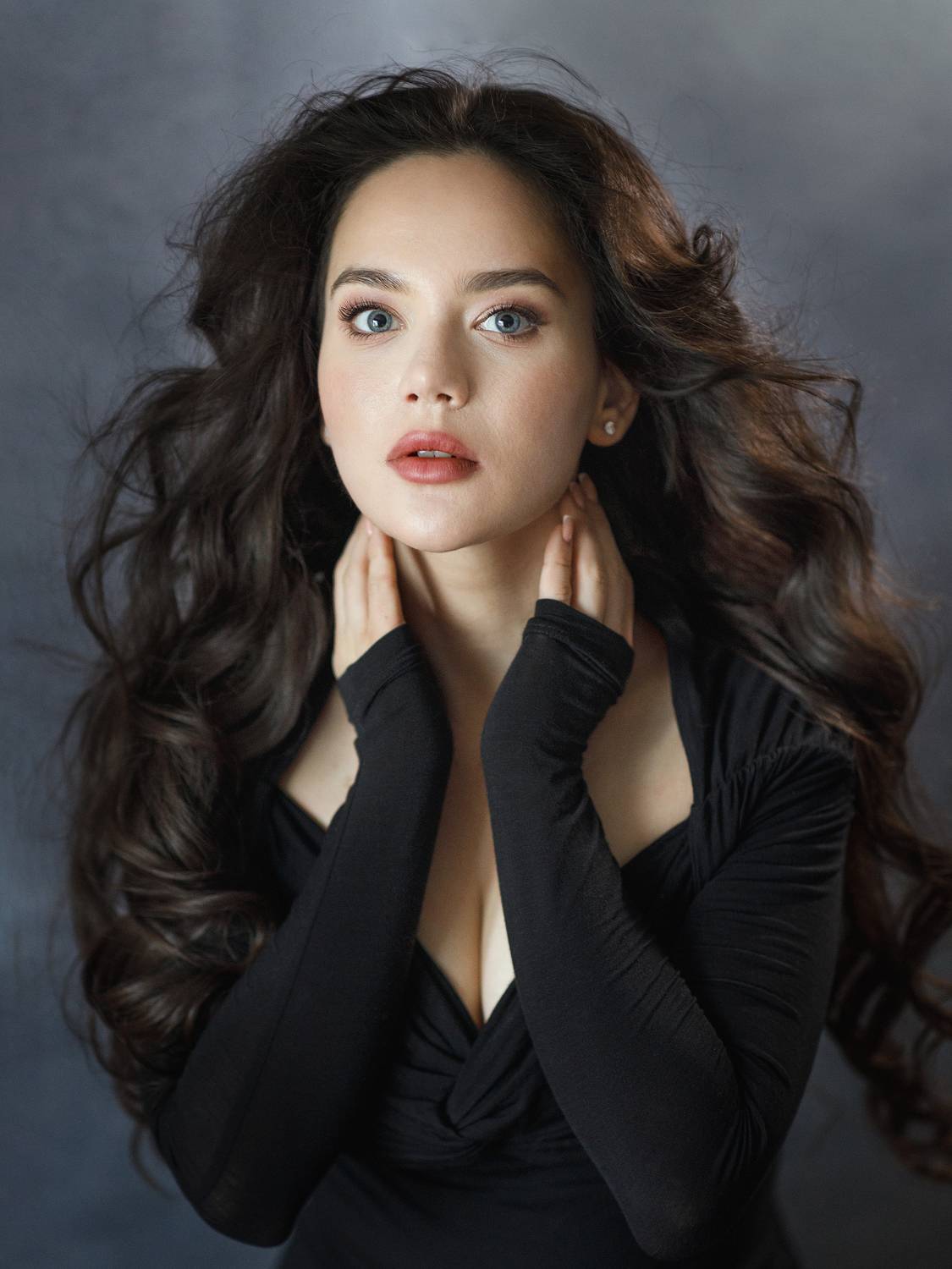 прекрасная, девушка, длинные волосы , взгляд, лицо, студия, портрет, цвет, печать, Ведмеденко Оксана