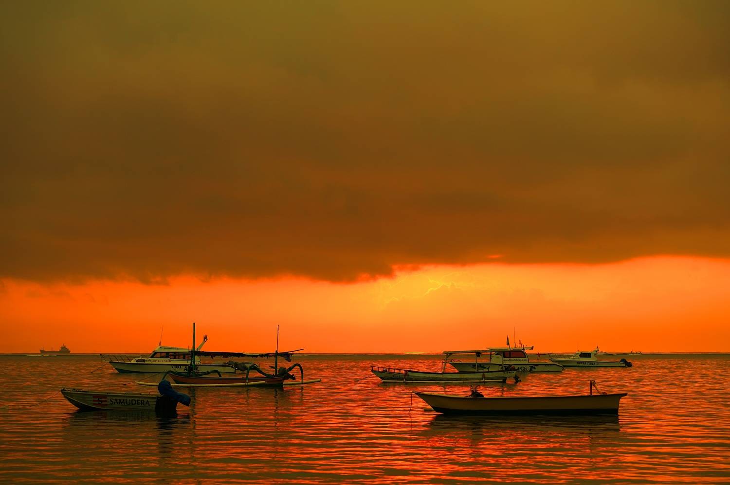 dawn, sunrise, shore, sea, ocean, sky, horizon, boat, color, light, reflection, landscape, nature, morning, bright, jukung, low tide,  Сергей Андреевич