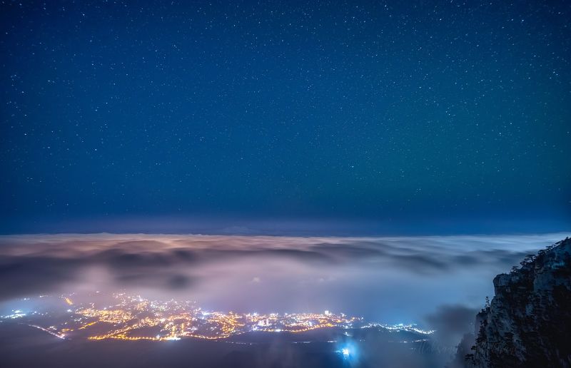 Ночь над городом у моря фото превью