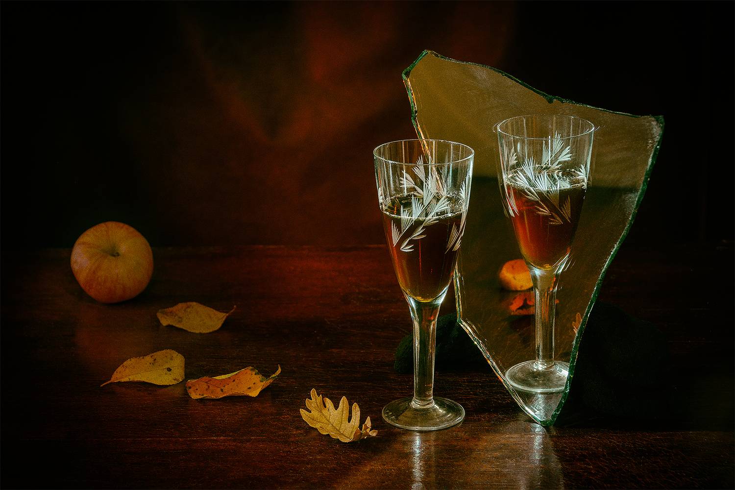 бокал, зеркало, яблоко, желтые листья, Баг Алексей