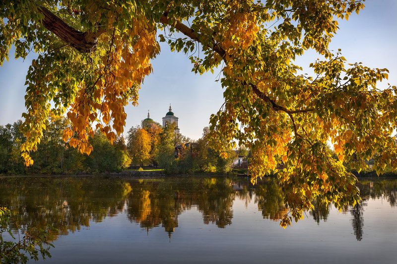 церковь,  храм, осень, город, провинция, парк, прогулка, деревья, вода В осеннем обрамлении фото превью