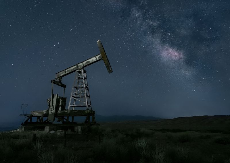 Ночной пейзаж у старого насоса фото превью