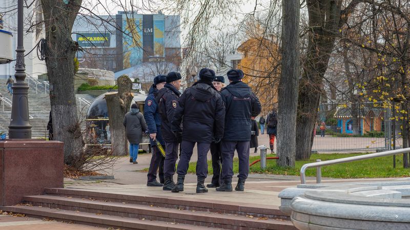 Калининград, полиция, стрит, фотография, день, осень, общение, улица, город, Свирин Вадим, 2023 год «Дневной патруль» фото превью