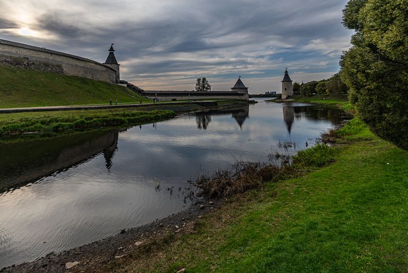 Псков, Кремль, Кром, Великая,  Устье Псковы у псковского крома фото превью
