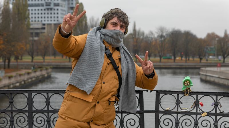 хомлин, Калининград, фотография, позитив, Свирин Вадим, стрит, Россия, 2023 год, осень, улица «Хомлин и прохожий» фото превью