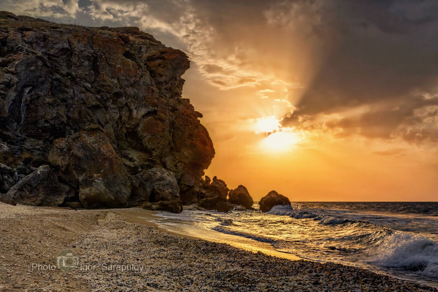 утёс снежного человека, утёс, уступ, тучи, солнце, скалы, природный парк караларский, прибой, побережье, облака, крым,  закат, дикий пляж, генеральские пляжи, вечер, бухта барсучья, береговая линия, азовское море, август, live for the story, kwanon photo,, Сарапулов Игорь