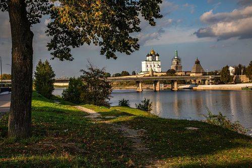 На берегу реки Великая