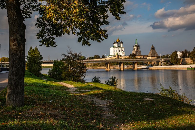 Псков, Великая, Кремль,  На берегу реки Великая фото превью
