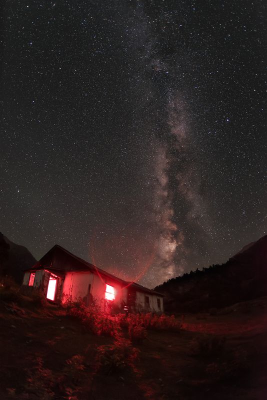 астрофото, астрофотография, ночь, млечный путь, кавказ, звездное небо, night, nightphotography, stars, milkyway, longexposure, old house Дом с привидениями фото превью