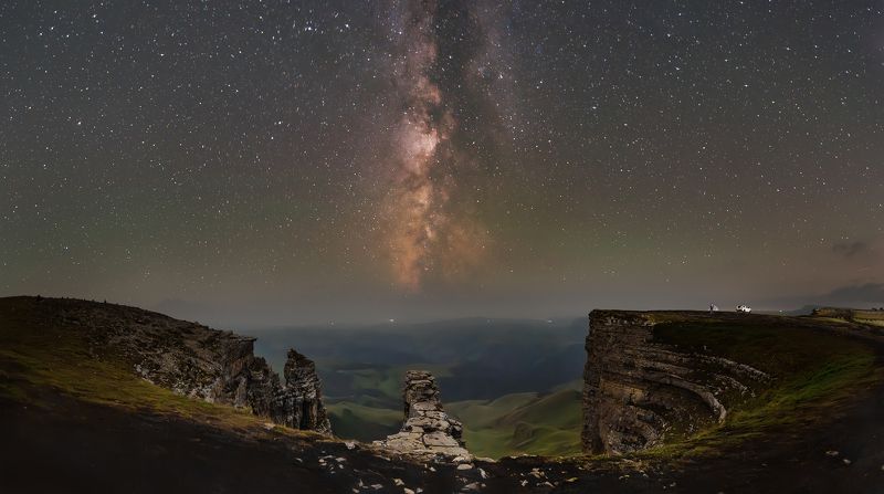бермамыт, астрофотография, астрофото, ночь, млечный путь, звездное небо, кавказ, night, nightphotography, stars, milkyway, longexposure, mountains, Шоу начинается... Амфитеатр на плато Бермамыт фото превью
