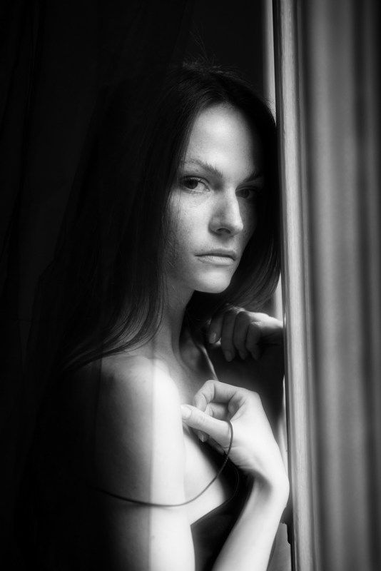 портрет, портретная фотография, женский портрет, естественный свет, фотосессия, чб, девушка, естественность, мобильная фотография, iphone 14 pro Jelena фото превью