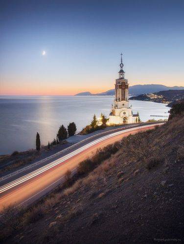 И Храм-маяк и месяц светит