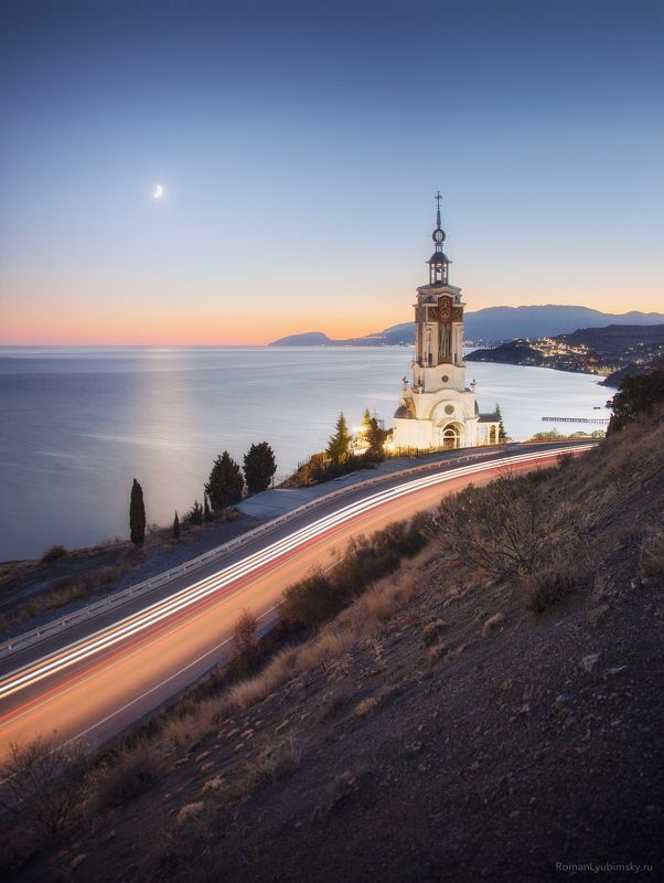 крым, храм-маяк, выдержка, ночная фотография, длинная выдержка, фототуры И Храм-маяк и месяц светит фото превью