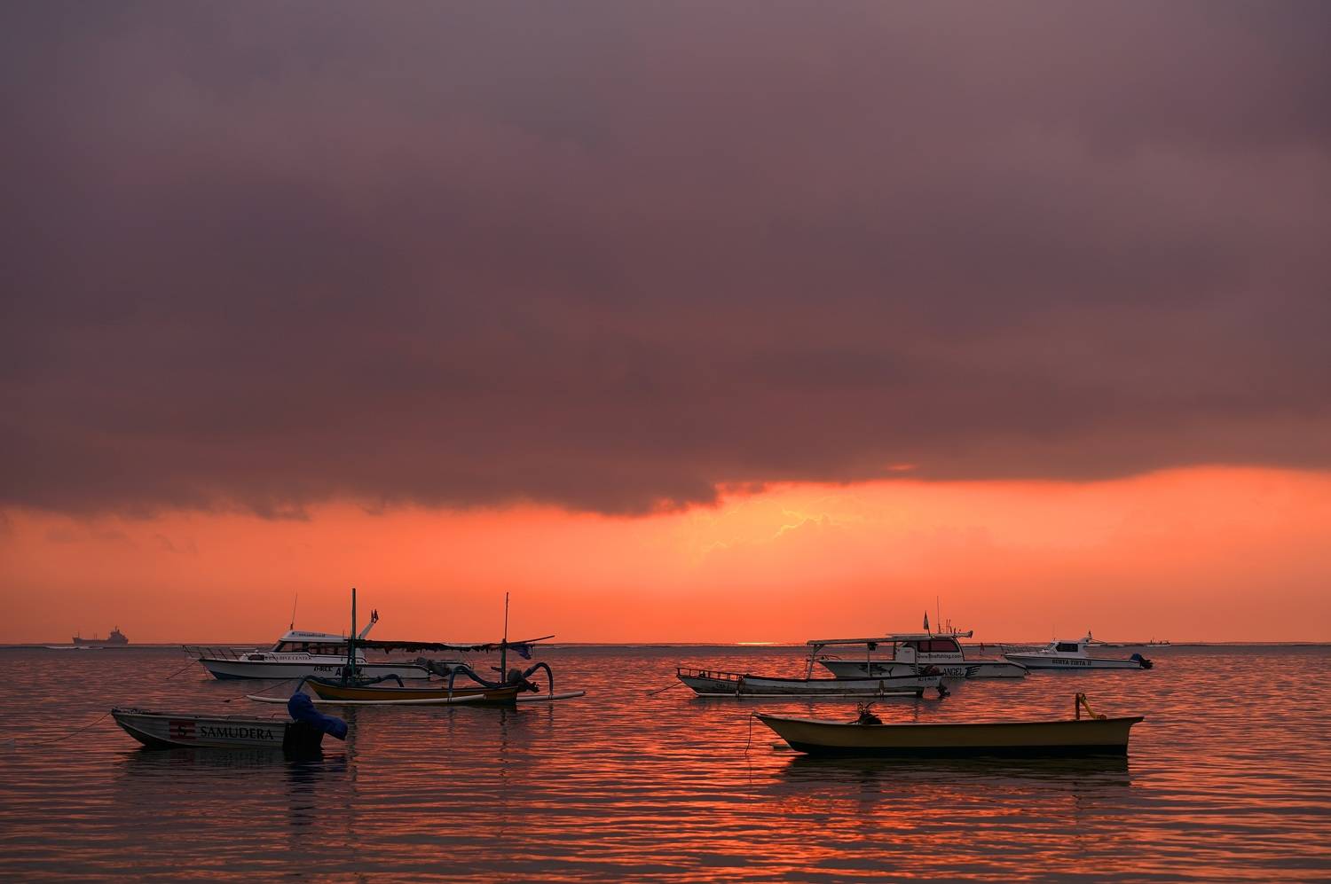 dawn, sunrise, shore, sea, ocean, sky, horizon, boat, color, light, reflection, landscape, nature, morning, bright, jukung, low tide,  Сергей Андреевич