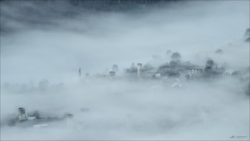 Грузия, Сванетия, Местия, фототур в Грузию, сванские башни,Верхняя Сванетия, осень, туман Затерявшись в облаках .. фото превью