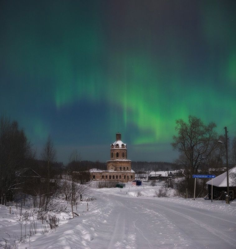 Полярное сияние в лунном свете фото превью
