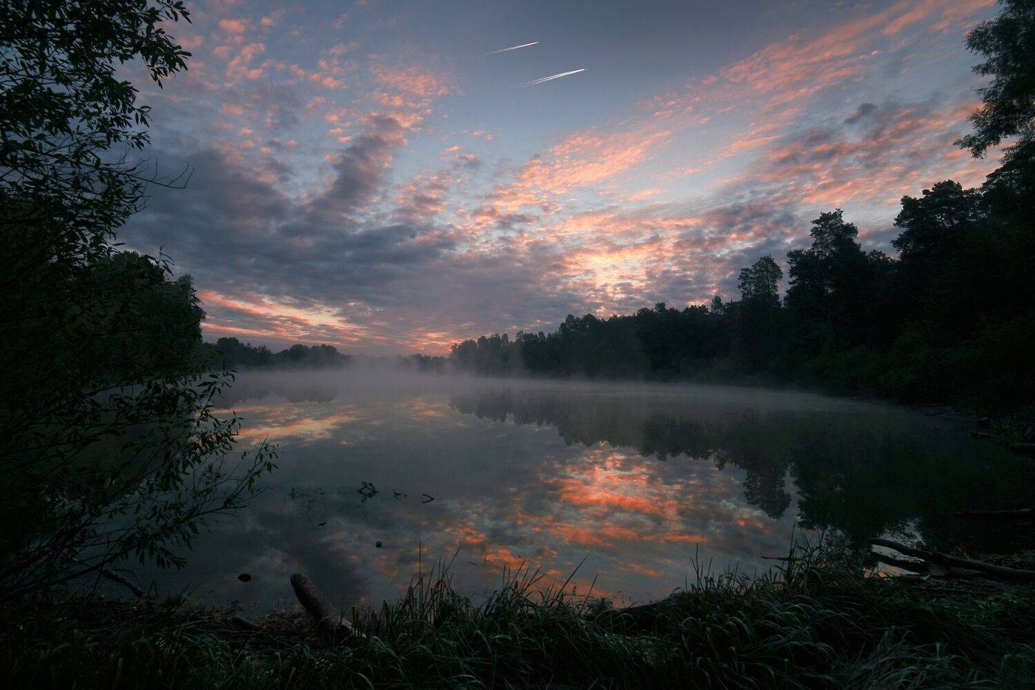 утро, озеро, облака, реактивные самолеты, Милокост Алексей