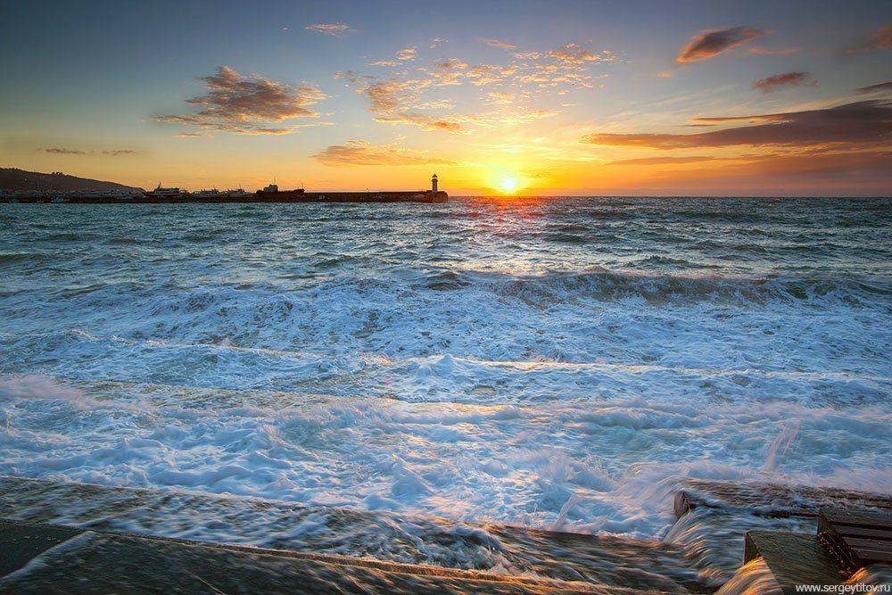 Крым, Ялта, море, шторм, солнце, маяк, волна, лагуна, залив, облака, небо, причал, пирс, мол, Serge Titov