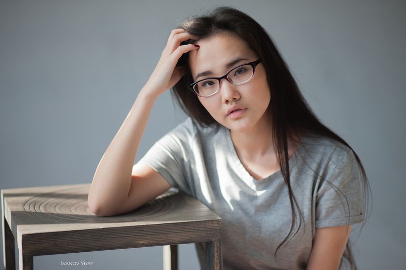 девушка, студия, свет, стул, азиатка, очки, красавица, милая девушка, студия Аятэ фото превью