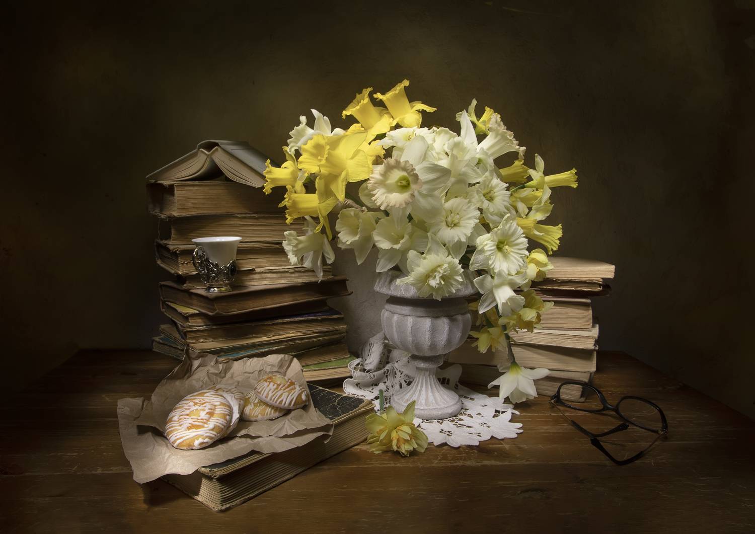 натюрморт, книги, нарциссы, Татьяна Феденкова
