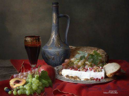 Натюрморт с сыром бри, вином и фруктами