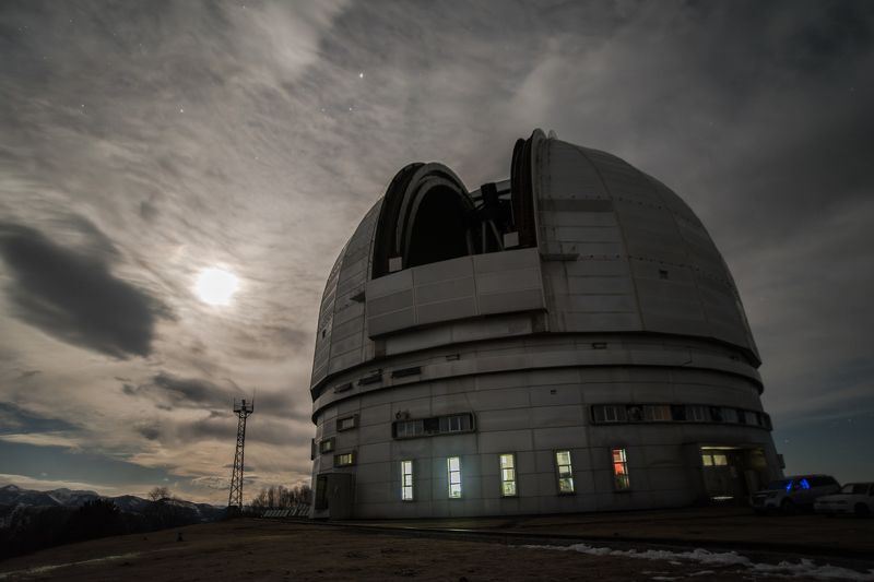 астрономия, ночь, лунная ночь, обсерватория, телескоп, night, nightphotography, stars, longexposure, observatory Взгляд во Вселенную сквозь облака фото превью