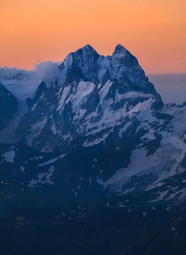 Суровые горы в акварельной нежности рассвета