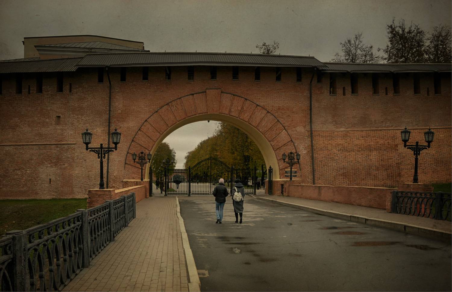 люди дорога стена ворота, Вера Петри