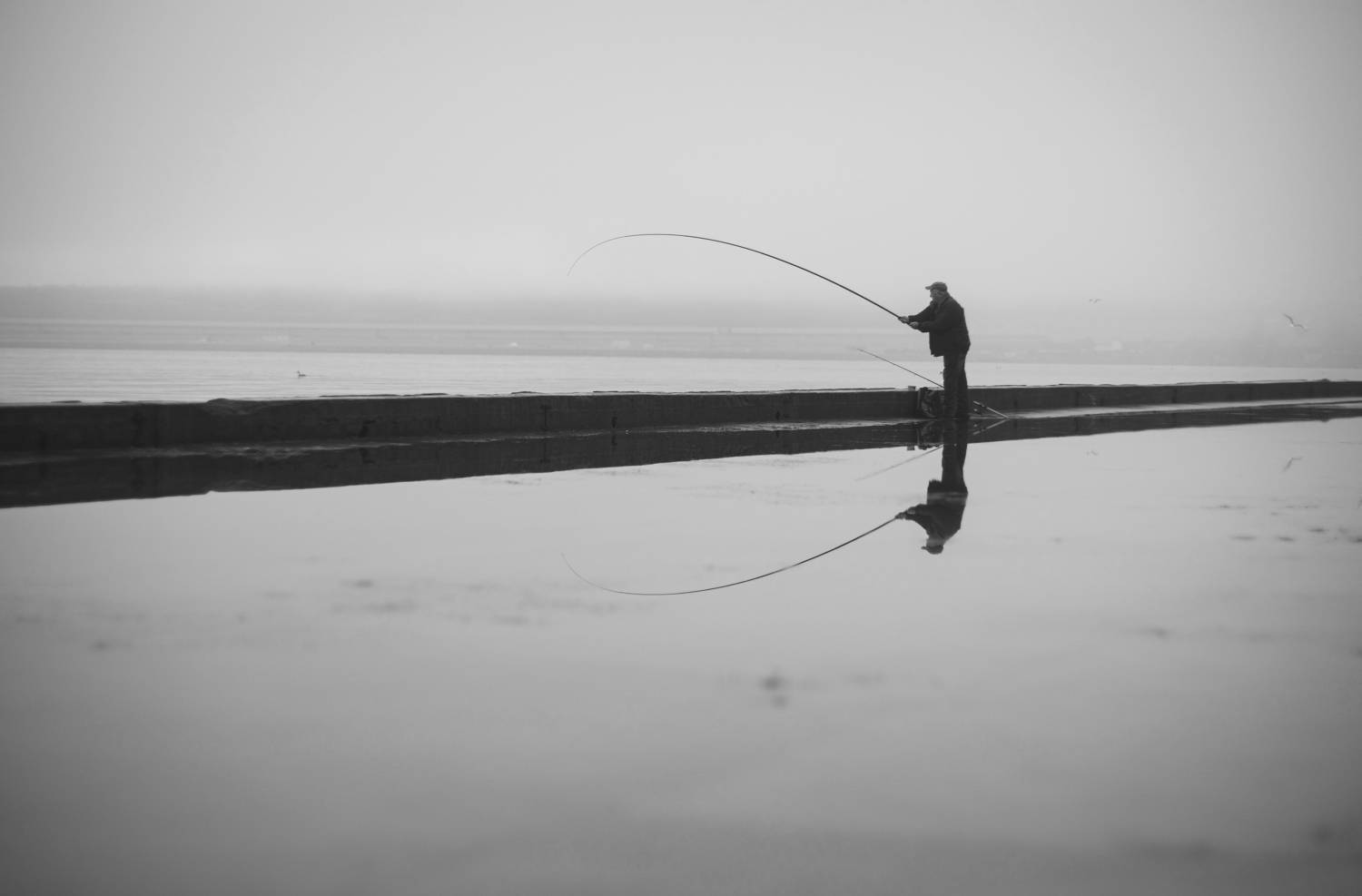 зима, чёрно-белые, монохром, стрит, репортаж, рыбалка, отражения, зазеркалье, рыбак, атмосферное, море, пространство, туман, керчь, крым, россия, Щербак Анатолий
