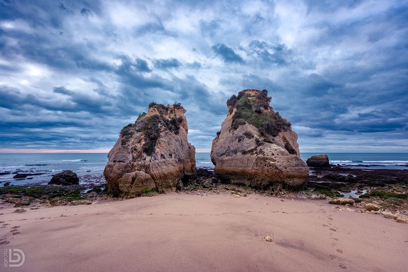 рассвет, океан, португалия, portugal Двое на берегу океана фото превью
