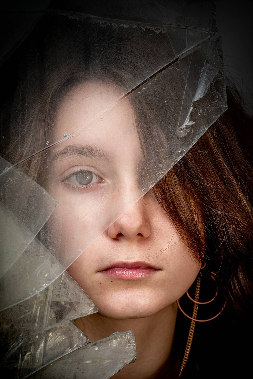 разбитое стекло, детство, детский портрет, хрупкое стекло, сквозь стекло, Анна Иванова