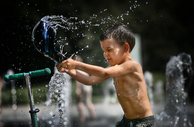 дети, дети у воды, лето, фонтаны, фонтанное настроение, эмоции, детские эмоции, уличное фото, стрит фото, уличный детский портрет Фонтанное настроение фото превью