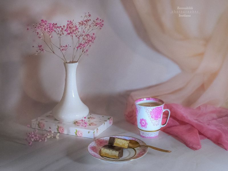 высокий ключ, цветы, ваза, драпировка, чай, кофе Нежность фото превью