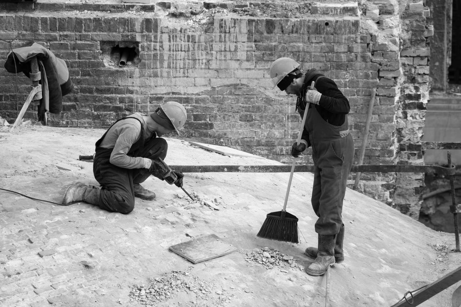 Реконструкция ГЭС2, свод, перфоратор, метла, подметать, кирпичи, Дмитрий Ткаченко