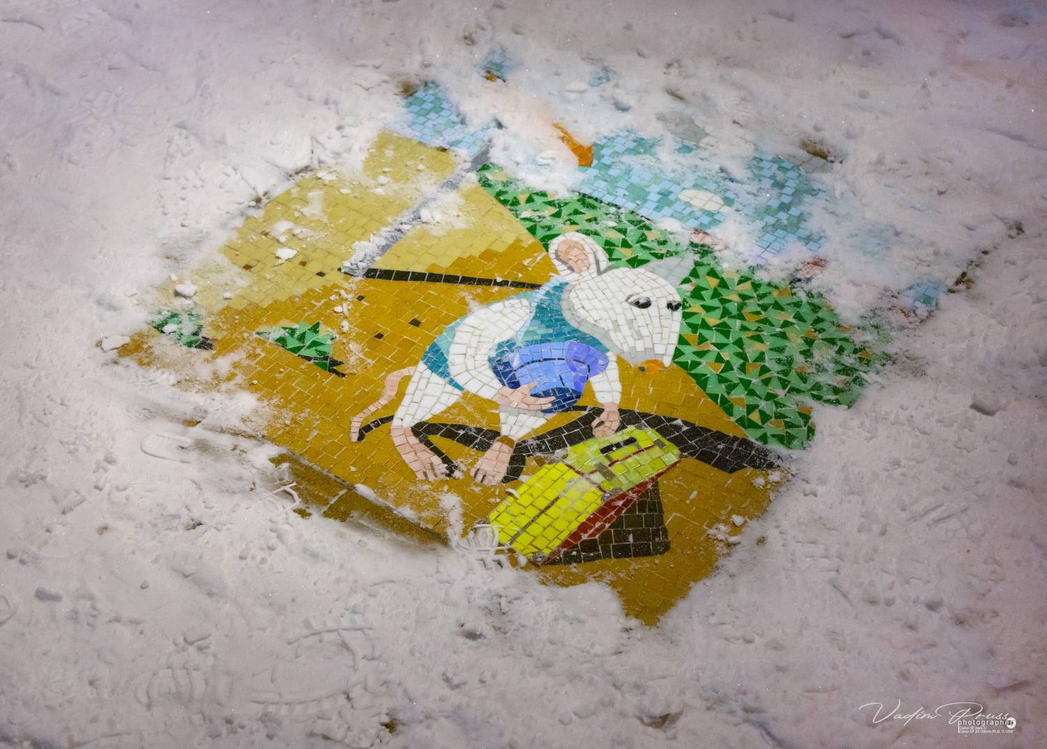 Мозайка, улица, мышонок, Зеленоградск, снег, искусство, позитив, Россия, 2022, Свирин Вадим, фотография, Vadim Svirin
