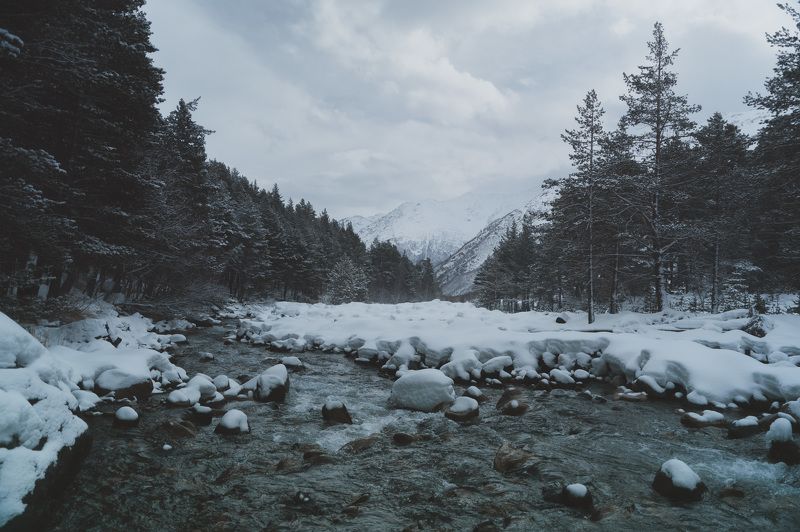На реке. фото превью