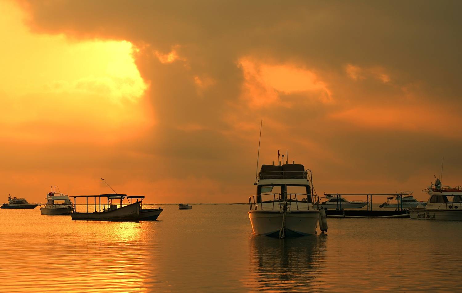 dawn, sunrise, shore, sea, ocean, sky, horizon, boat, color, light, reflection, landscape, nature, morning, bright, jukung, low tide,  Сергей Андреевич