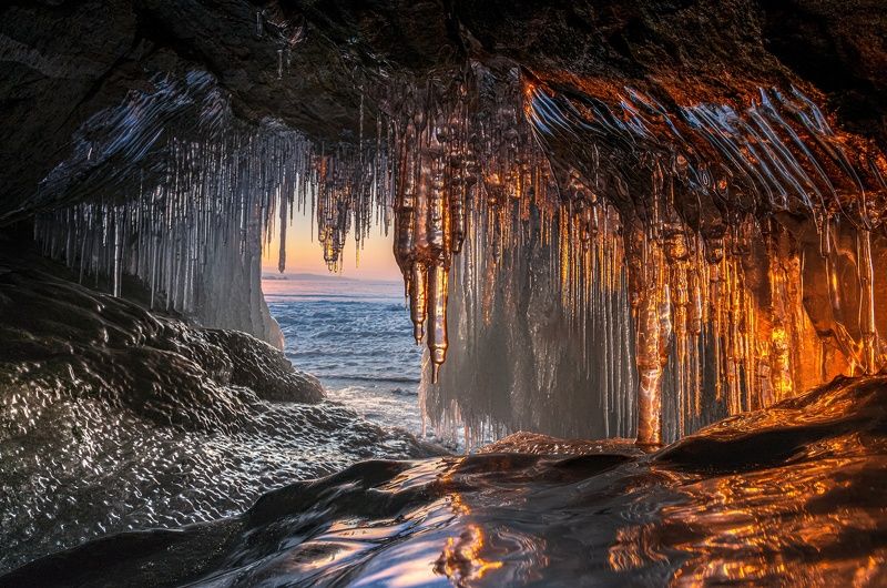 иркутская обл, озеро байкал, острова малого моря, гроты, закат, зима, лёд Хрустальный грот фото превью