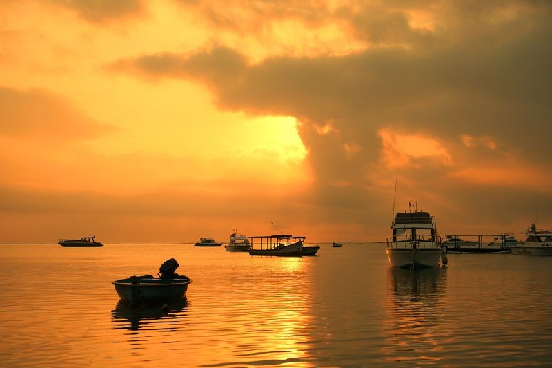 dawn, sunrise, shore, sea, ocean, sky, horizon, boat, color, light, reflection, landscape, nature, morning, bright, jukung, low tide Golden morning фото превью