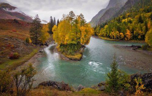 В фарватере реки...