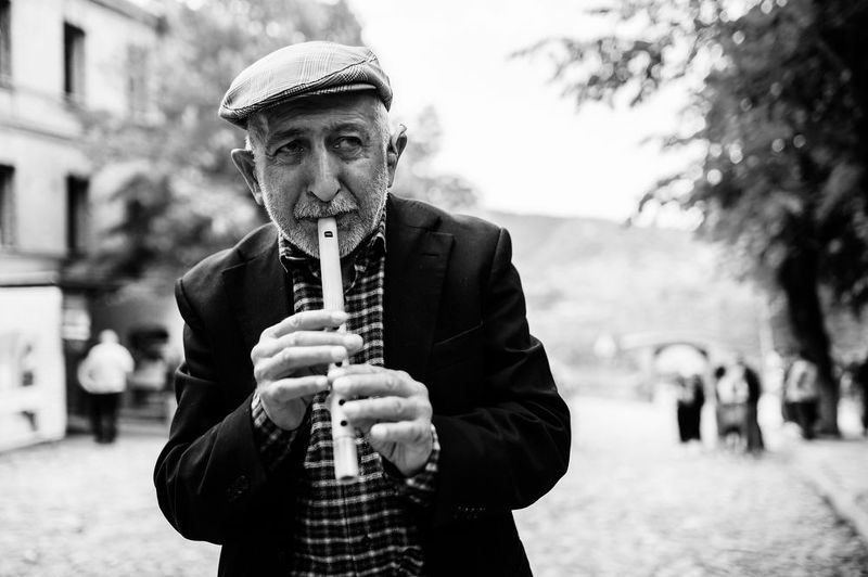 Играющий на дудке фото превью