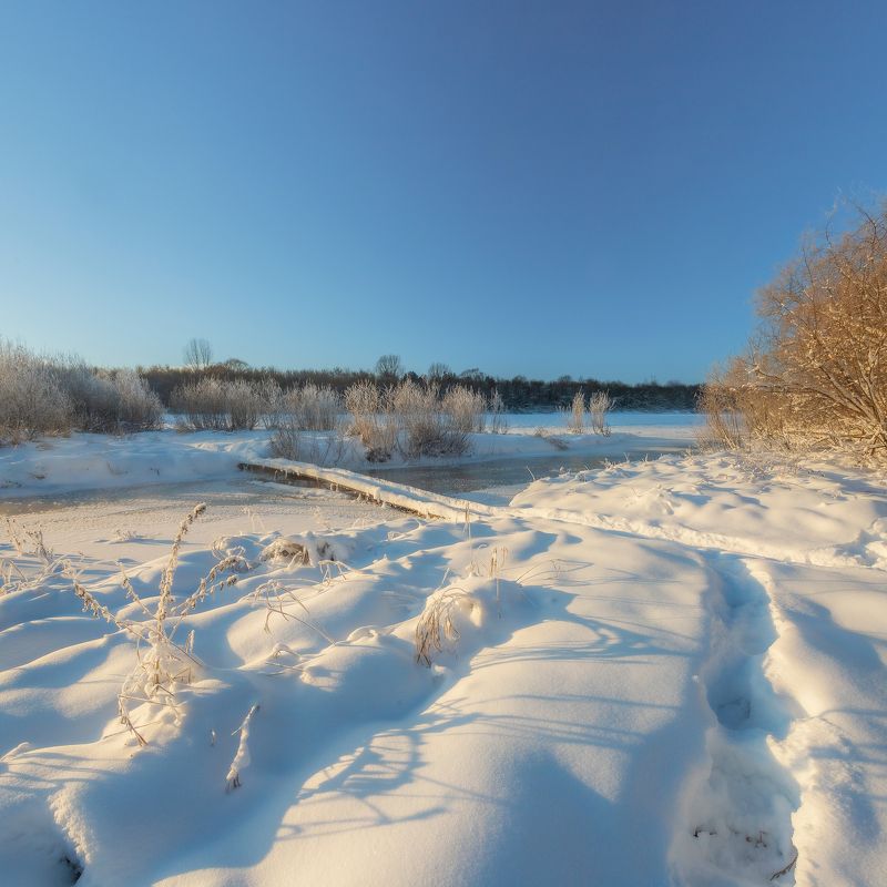 полдень, мороз, зима, снег, холодно, белое, небо, мост, река, берег, изморозь,  Морозный полдень фото превью