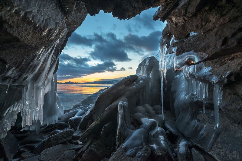 иркутская обл. озеро байкал, острова малого моря, грот, лёд, закат В поисках Чужих... фото превью