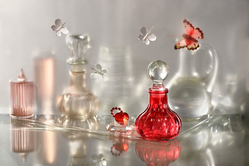 натюрморт, стекло, бутыльки, цыветные Акцент на красном фото превью