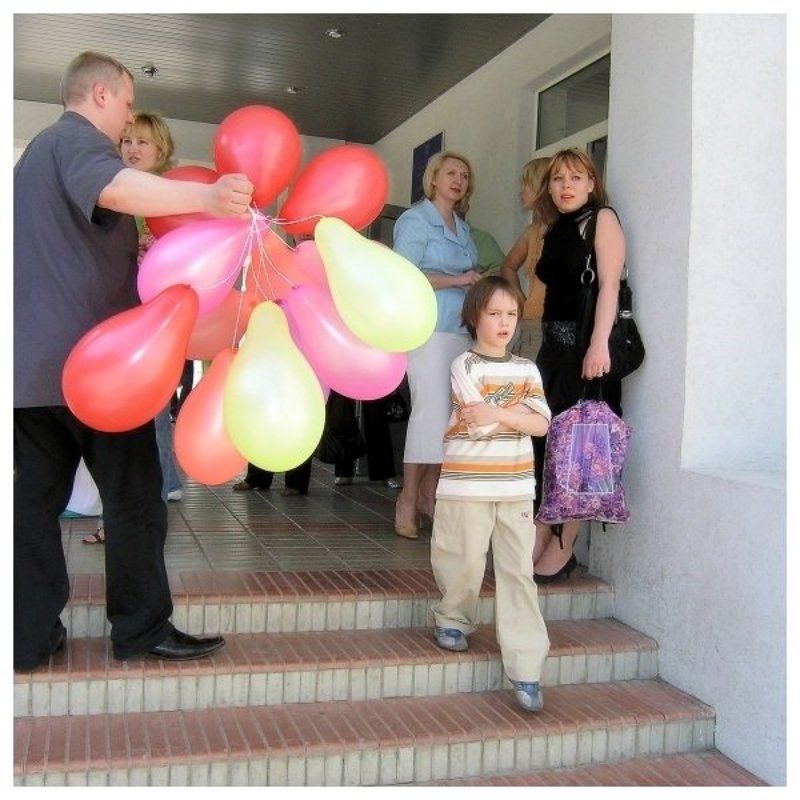 мальчик, мамы, папы, шарики Не хочу в школу! фото превью