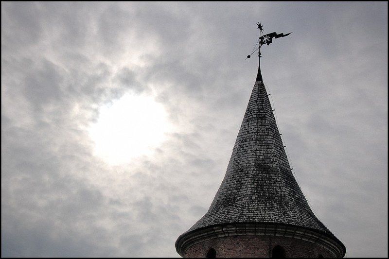 небо, тучи, замок когда расступаются небеса ... фото превью