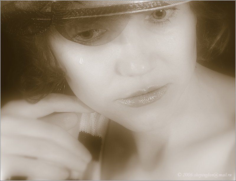 портрет девушки со слезой It\'s over... фото превью